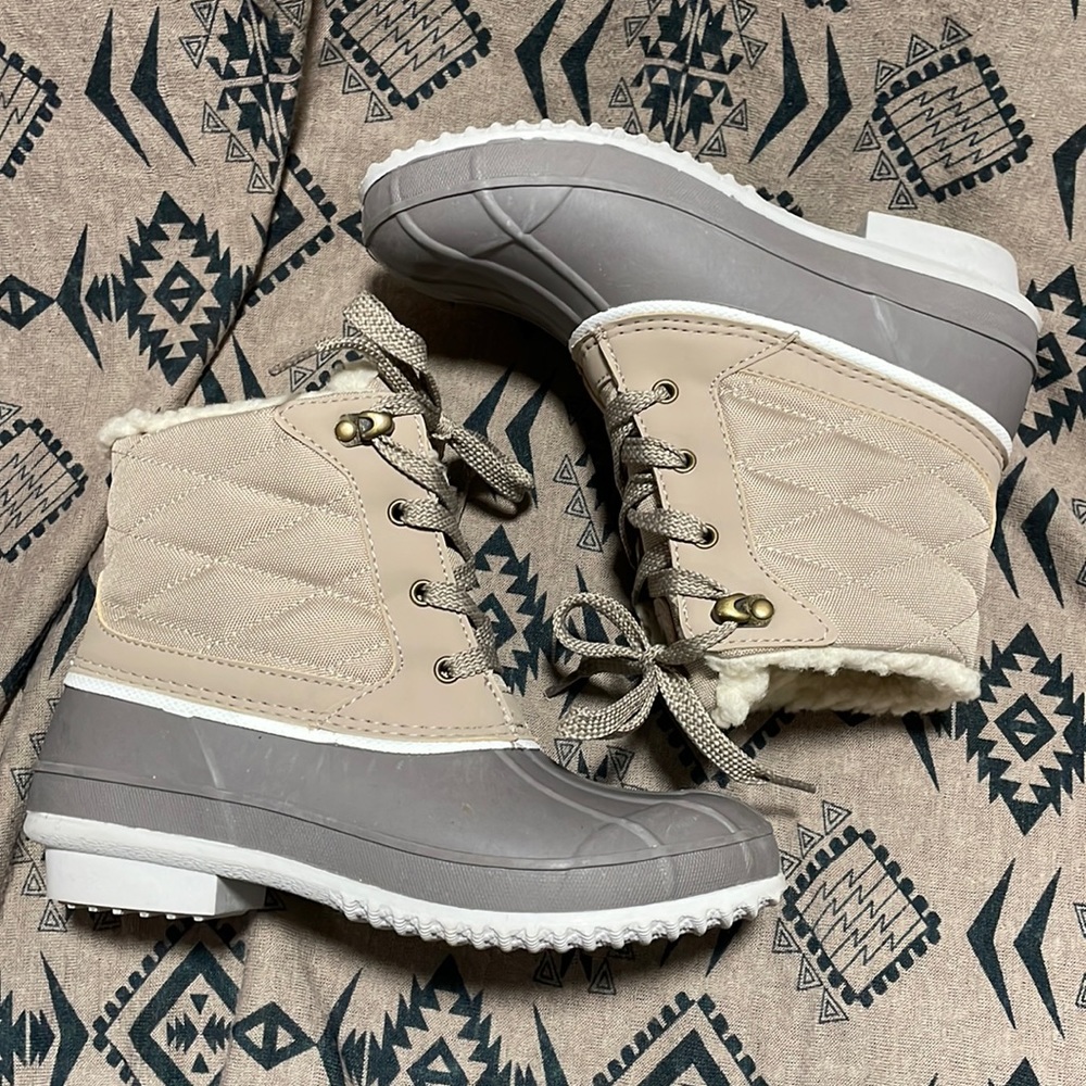 Khombu Women’s Zany Quilted Duck Boots Size 5.5